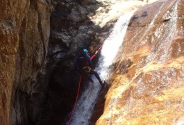 Canyoning Dans Le Rec Grand Au Caroux. Initiation Au Rappel Avec Les Moniteurs D'entre2nature Pour Des Activités De Pleine Nature à Sensations Au Coeur De L'Hérault