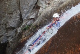 Initiation Au Rappel En Canyoning Dans Le Rec Grand. Activités De Pleine Nature Dans Le Parc Naturel Du Haut Languedoc, Au Coeur De L'Hérault, Tout Près De Montpellier