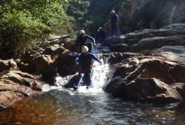 Canyoning Dans Une Eau Limpide Au Rec Grand, Dans Le Caroux, Au Coeur De L'Hérault, Dans Le Département De L'Hérault. Les Moniteurs D'entre2nature à Montpellier