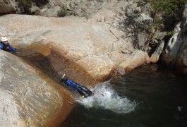 Canyoning Découverte Et Ses Nombreux Toboggans Dans Le Caroux. Les Moniteurs D'entre2nature Du Parc Naturel Du Haut Languedoc, Dans L'Hérault Et Le Gard, Basé à Montpellier