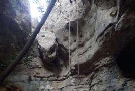 Initiation Au Rappel Dans Le Canyon Du Verdus Près De Montpellier, Dans Le Département De L'Hérault Et Du Gard. Sports De Pleine Nature En Languedoc-Roussillon.