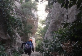 Randonnée Et Rappels Dans Le Canyon Sec Du Verdus à St-Guilhem Le Désert. Avec Les Moniteurs D' Entre 2 Nature Dans L'Hérault Et Le Gard, Près De Montpellier