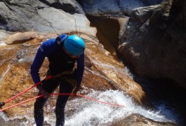 Rappel Et Initiation En Canyoning Découverte, Tout Près De Montpellier Dans L'Hérault Et Le Gard En Languedoc-Roussillon. Les Moniteurs D'entre 2 Nature Au Coeur Du Caroux