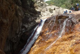 Descente En Rappel En Canyoning Dans L'Hérault, Pour Ce Canyon Du Rec Grand, Avec Les Moniteurs D'activités De Pleine Nature Basé à Montpellier