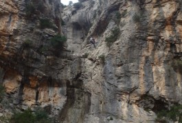 Rappel Dans Le Canyon Du Verdus, Près De Montpellier à St-Guilhem Le Désert, Pour Des Sports De Pleine Nature. Les Moniteurs D' Entre 2 Nature Dans L'Hérault Et Le Gard En Languedoc-Roussillon.