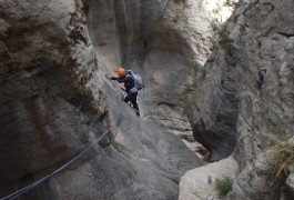 Canyon Du Verdus Dans Les Gorges De Saint-Guilhem Le Désert. Vers La Mare Aux Poissons Rouges Avec Les Moniteurs De Montpellier Dans L'Hérault En Languedoc-Roussillon.