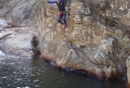 Saut En Canyoning Dans Le Rec Grand, Près De Montpellier Dans Le Caroux. Activités De Pleine Nature Avec Entre 2 Nature Et Ses Moniteurs, En Languedoc-Roussillon