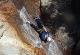 Canyoning Et Toboggan Naturel Dans Le Rec Grand Au Caroux, Avec Entre2nature Et Ses Moniteurs. Activités à Sensations Dans L'Hérault Et Le Gard En Languedoc-Roussillon