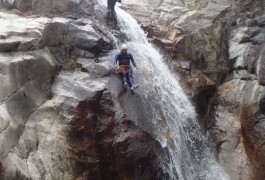 Toboggan Dans Le Canyon Du Rec Grand Au Caroux. Activités Aquatique Et Ludique Dans L'Hérault, Avec Les Moniteurs D' Entre 2 Nature Pour Une Découverte De Sensations Fortes