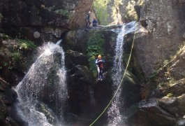 Canyoning En Cévennes Au Saut De 9 Mètres Dans Le Tapoul, Au Mont Aigoual