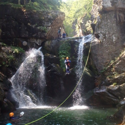 Canyoning En Cévennes Au Saut De 9 Mètres Dans Le Tapoul, Au Mont Aigoual