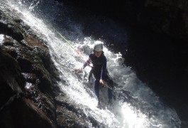 Canyoning Dans Les Cévennes Avec Des Toboggans Dans Le Canyon Du Tapoul En Lozère.