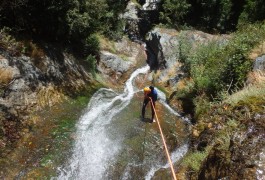 Rappel En Canyon, Dans L'Albès Au Caroux, Avec Les Moniteurs De Montpellier