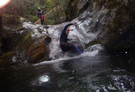 Toboggan En Canyoning Dans Le Ruisseau D'Albès, En Pleine Nature Dans Le Caroux