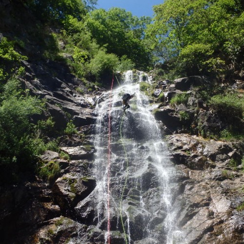 Rappel En Canyoning Près De Montpellier à Côté Du Gard Et Dans L'Hérault En Languedoc-Roussillon