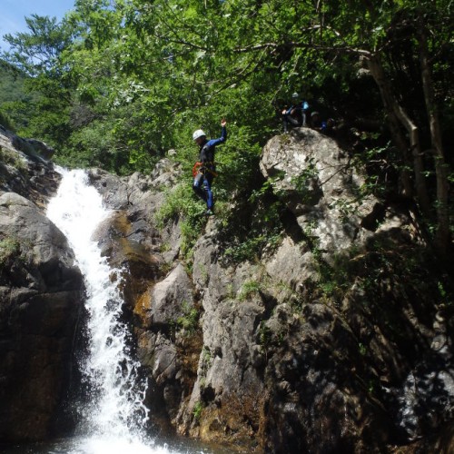 Saut En Canyoning Près Du Vigan Dans Les Cévennes Et Le Gard