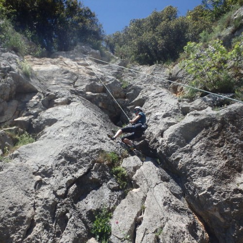 Moniteur D'escalade Pour Débutants Pour Une Une Découverte De L'Hérault Près De Montpellier