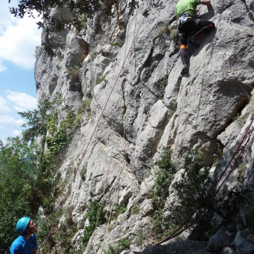 Escalade Dans L'Hérault Près De Montpellier Sur Le Rocher Du Thaurac