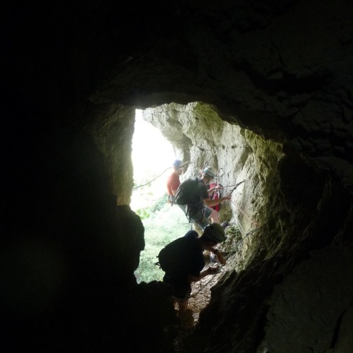 Grotte Dans Le Pic Saint-loup Pour Une Belle Randonnée