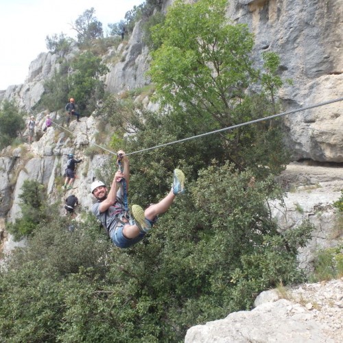 Tyrolienne Dans La Via-ferrta Du Thaurac Près De Montpellier Et Des Cévennes