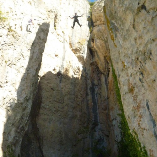 Via-ferrata Et Son Pont De Singe Dans Les Gorges Du Tarn Et Près De Millau En Aveyron