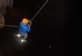 Saut Pendulaire Dans La Via-ferrata Du Thaurac Près De Montpellier Et Ganges