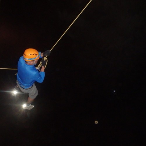 Saut Pendulaire Dans La Via-ferrata Du Thaurac Près De Montpellier Et Ganges