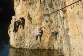 Tyrolienne En Via-ferrata Dans Le Gard Près De Lunel