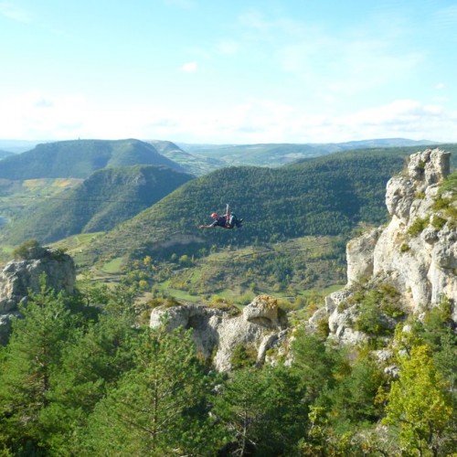 Tyrolienne En Via-ferrata Dans Le Liaucous, Près De Millau Et Des Gorges Du Tarn