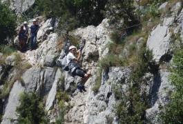 Tyrolienne Dans La Via-ferrata Du Thaurac Près De Montpellier