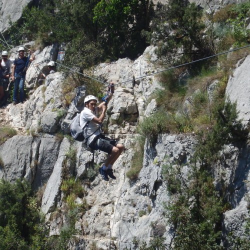 Tyrolienne Dans La Via-ferrata Du Thaurac Près De Montpellier