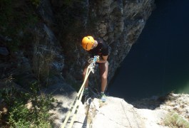 Rappel En Via-ferrata Dans Le Vidourle Près De Saint-Sériès Dans Le Gard