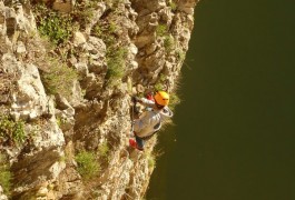 Via-ferrata De Saint-Sériès Au-dessus Du Vidourle Dans Le Gard