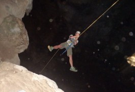 Saut Pendulaire Dans Le Via-ferrata Du Thaurac Dans L'Hérault Près De Montpellier