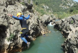 Canyoning à Saint-Guilhem Le Désert Près De Montpellier Dans L'Hérault En Languedoc Avec Des Moniteurs De Pleine Nature