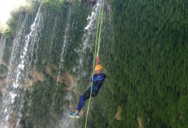 Rappel En Canyoning Près De Montpellier Dans Les Gorges De L'Hérault Au Pont Du Diable