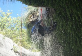 Canyoning Et Rappel à Saint-Guilhem Le Désert Au Pont Du Diable Dans Les Gorges De L'Hérault Avec Des Moniteurs De Pleine Nature