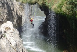 Canyoning Près De Montpellier Dans L'Hérault à Saint-Guilhem Le Désert Dans L'Hérault Avec Les Moniteurs D'entre 2 Nature