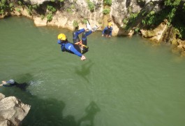 Salto En Canyoning Dans Les Gorges De L'Hérault Près Du Pont Du Diable à Saint-Guilhem Le Désert