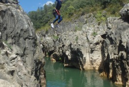 Canyoning Dans L'Hérault Près Du Pont Du Diable à Saint-Guilhem Le Désert Près De Montpellier