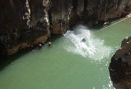 Tyrolienne En Canyoning Dans Les Gorges De L'Hérault Près De St-Guilhem Le Désert Et De Montpellier En Languedoc