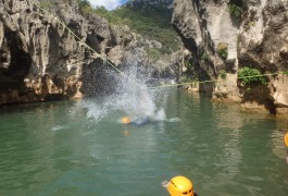 Canyoning Au Pont Du Diable Dans L'Héraut Près De Montpellier En Languedoc-Roussillon Avec Les Les Moniteurs D'entre2nature