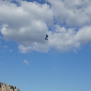 Le Saut Pendulaire Du Roc De La Bissone à Saint-Guilhem Le Désert Dans L'Hérault Entre Cordiste