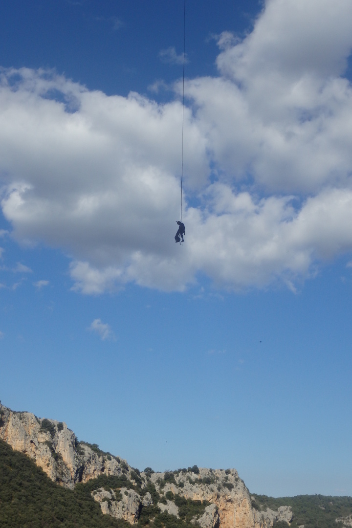 Le saut pendulaire du roc de la Bissone à Saint-Guilhem le Désert dans l'Hérault entre cordiste