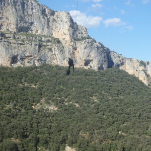 Le Rappel Après Le Saut Pendulaire De Saint-Guilhem Le Désert Avec Une équipe De Cordiste