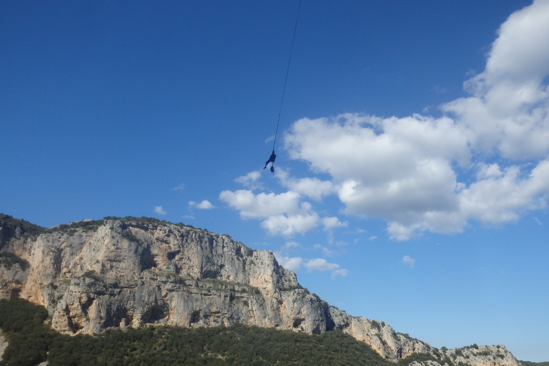Rappel et saut pendulaire près de Montpellier à Saint-Guilhem le Désert dans l'Hérault
