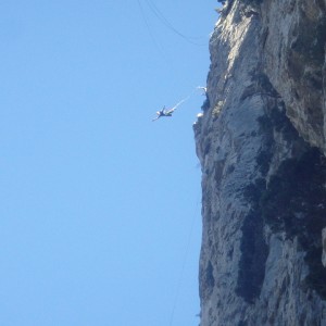 Saut Pendulaire à Saint-Guilhem Le Désert Près De Montpellier Au Roc De La Bissone