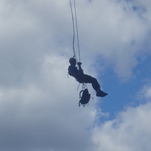 Saut Pendulaire Au Roc De La Bissone Dans Le Village Médiéval De Saint-Guilhem Le Désert