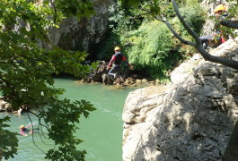 Saut Au Canyon Du Diable Près De Montpellier Dans Les Gorges De L'Hérault