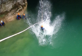 Canyon Du Ravin Des Arcs Près De Montpellier Dans L'Hérault Et Sa Tyrolienne Splash